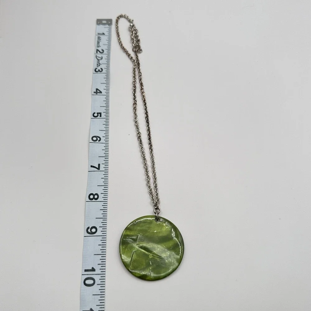 Vintage 90s Green Round Shell Pendant Necklace Silver Tone Women's Jewelry
